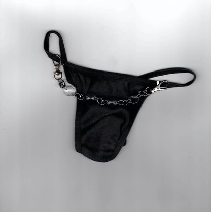 Accessoire de lingerie artisanal Ines Pineau, string noir accessoirisé d'une chaîne upcyclée avec perle et mousquetons, création parisienne.