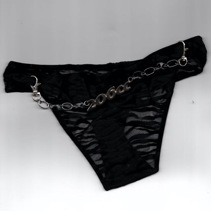 Bijou de corps et accessoire de lingerie upcyclé Ines Pineau, string noir orné d'une chaîne métallique avec médaillon 206 CC, fait main à Paris.