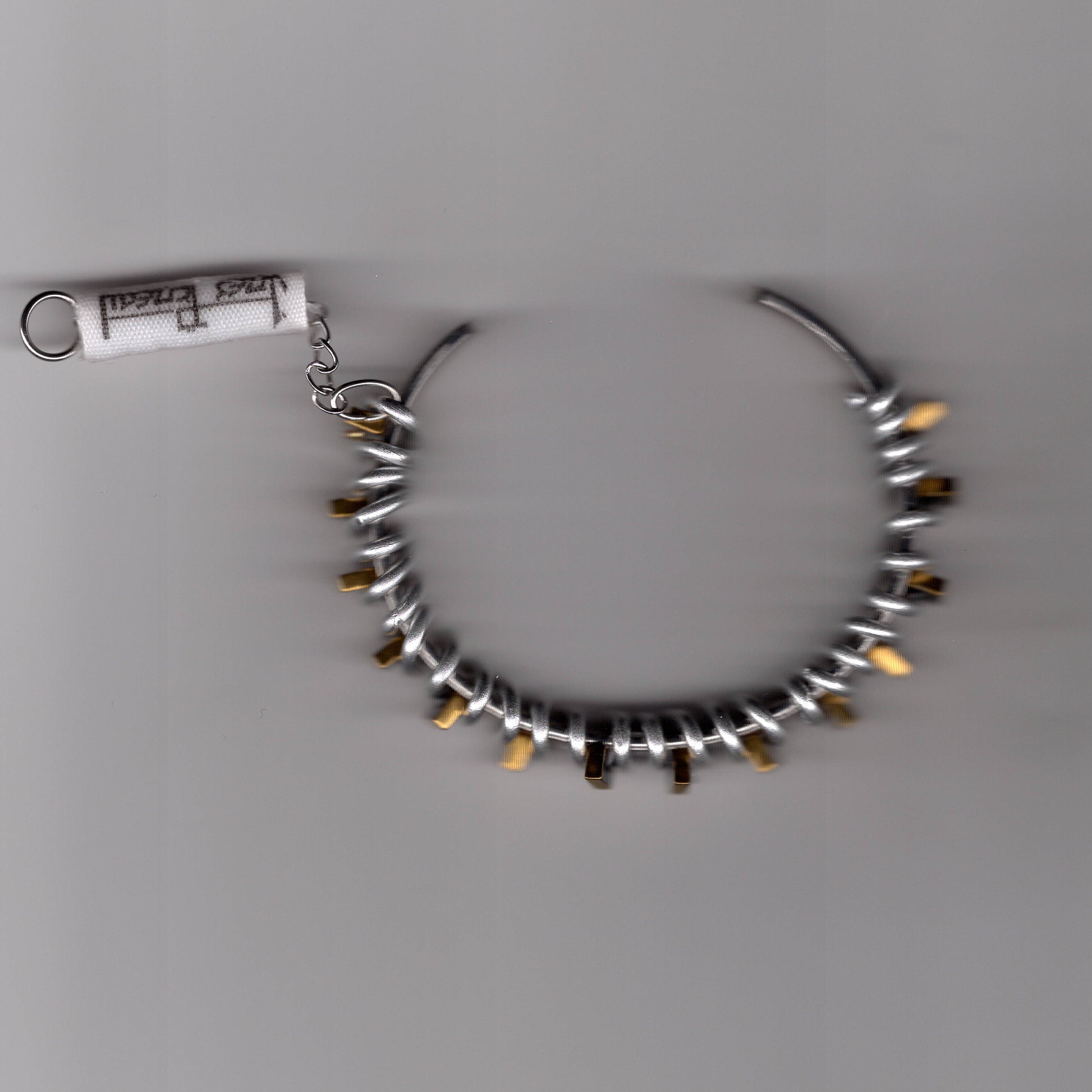 Bracelet upcyclé Inès Pineau en chaîne dorée plaquée or 24K et fermoir acier inoxydable, bijou élégant fait main à Paris.
+1