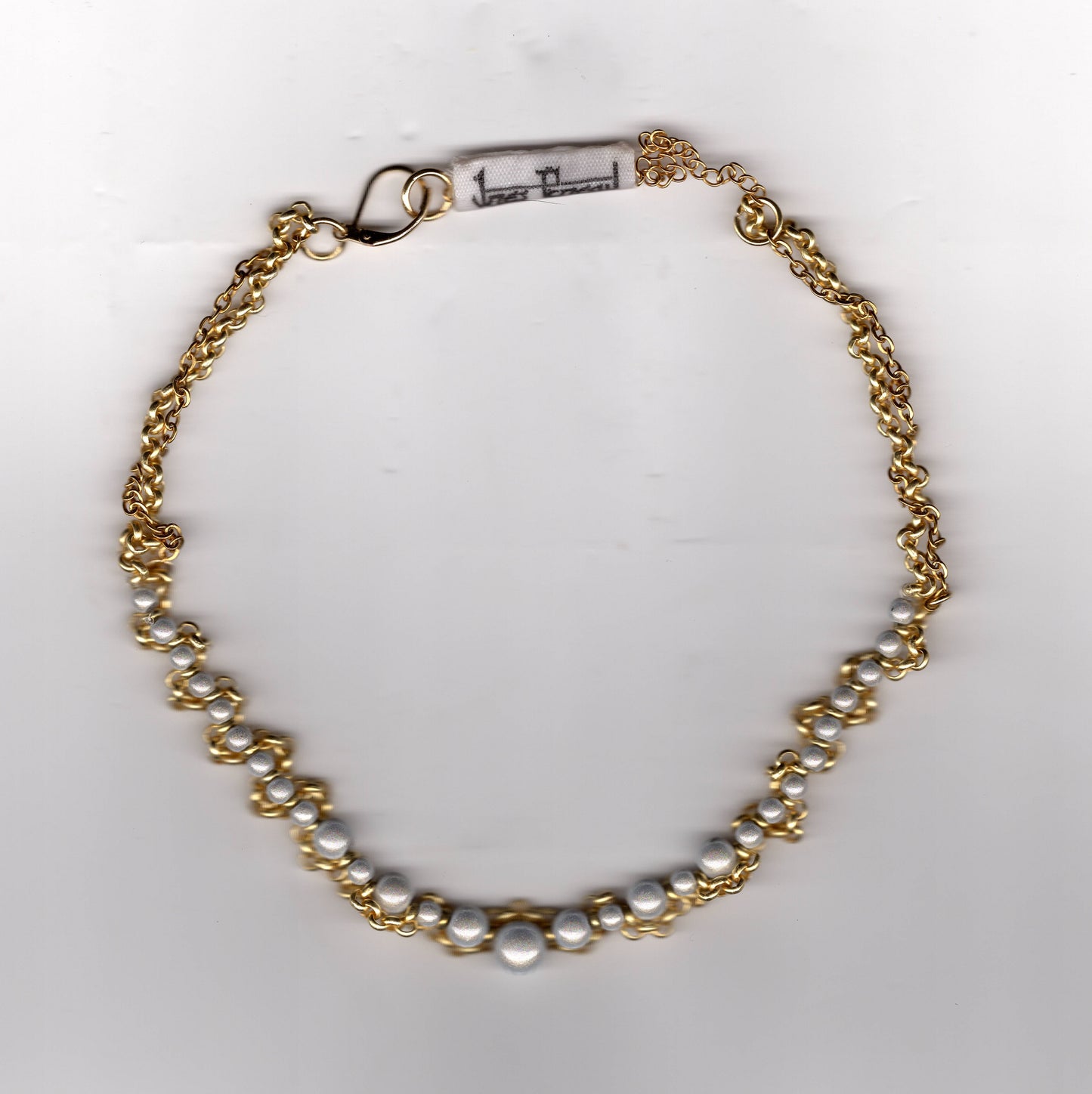 Collier pendentif texturé Inès Pineau en or 24K upcyclé et perle réfléchissante, pièce intemporelle faite à Paris.