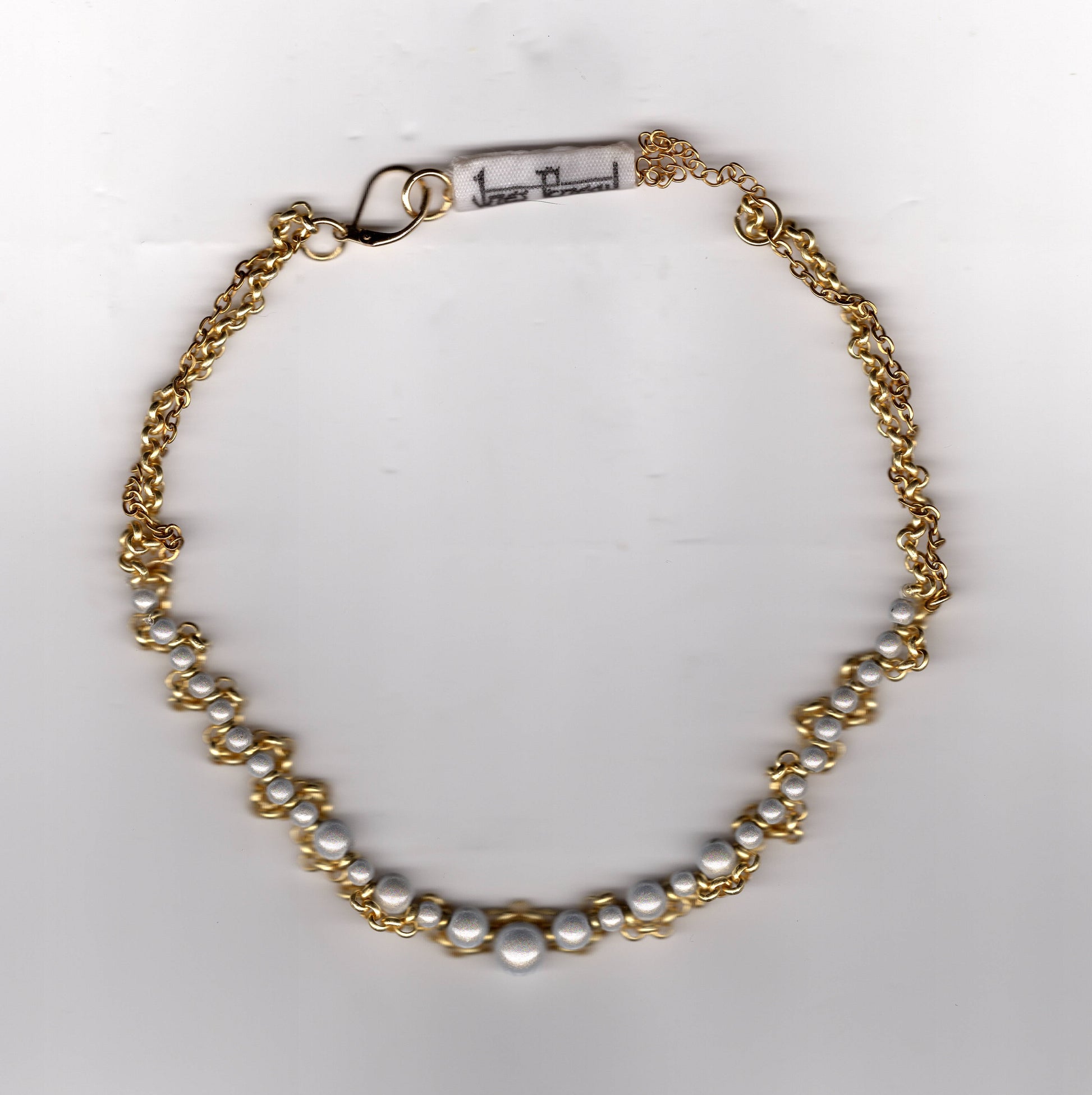 Collier pendentif texturé Inès Pineau en or 24K upcyclé et perle réfléchissante, pièce intemporelle faite à Paris.