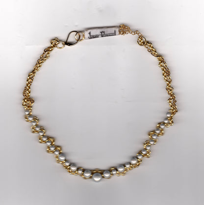 Collier pendentif texturé Inès Pineau en or 24K upcyclé et perle réfléchissante, pièce intemporelle faite à Paris.