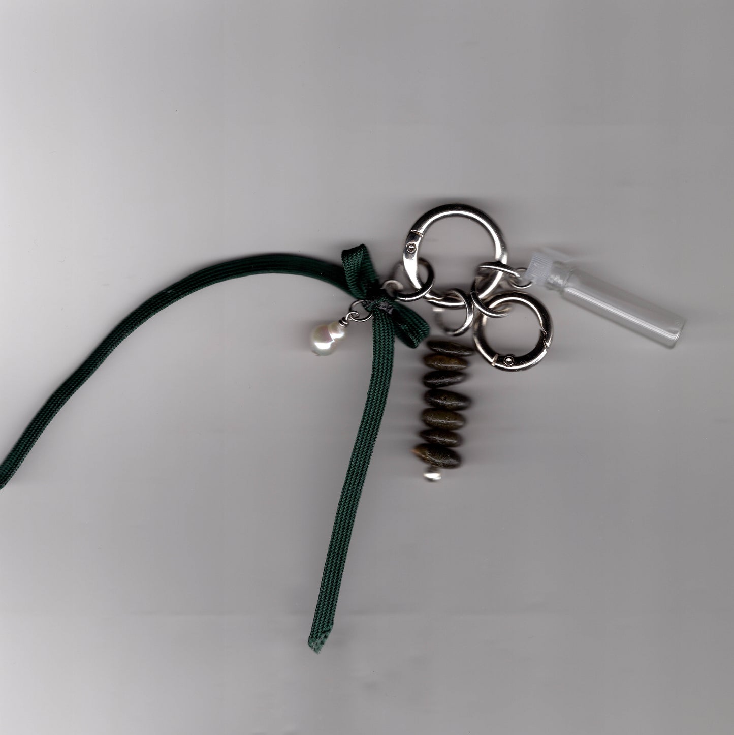 Porte-clés bijou de sac Ines Pineau avec fiole à parfum vide, ruban vert émeraude upcyclé, perle et anneaux argentés, fait main Paris.