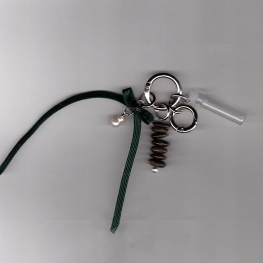 Porte-clés bijou de sac Ines Pineau avec fiole à parfum vide, ruban vert émeraude upcyclé, perle et anneaux argentés, fait main Paris.